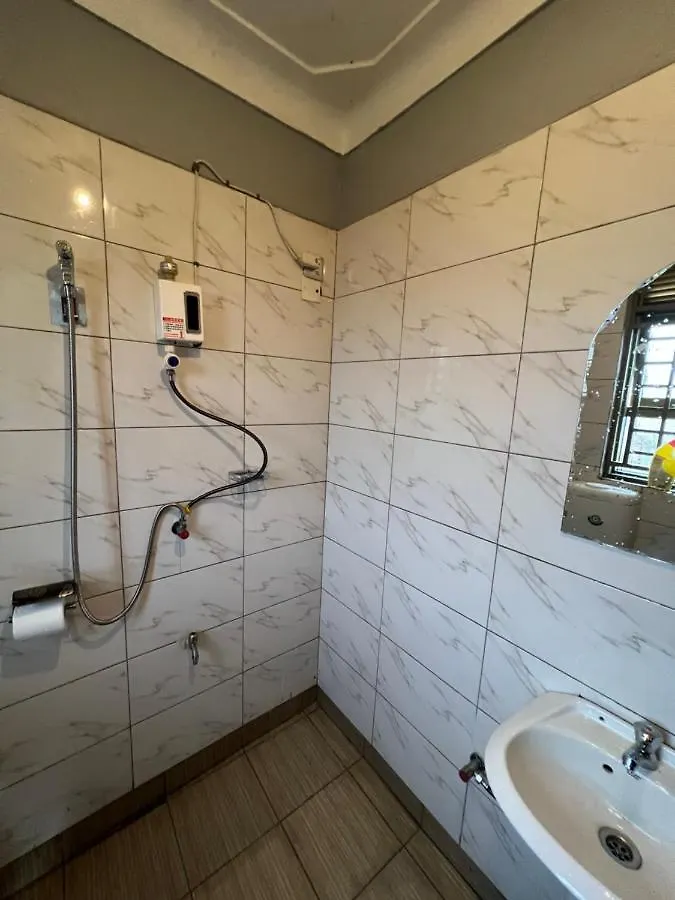 קמפאלה Cozy Suites 3